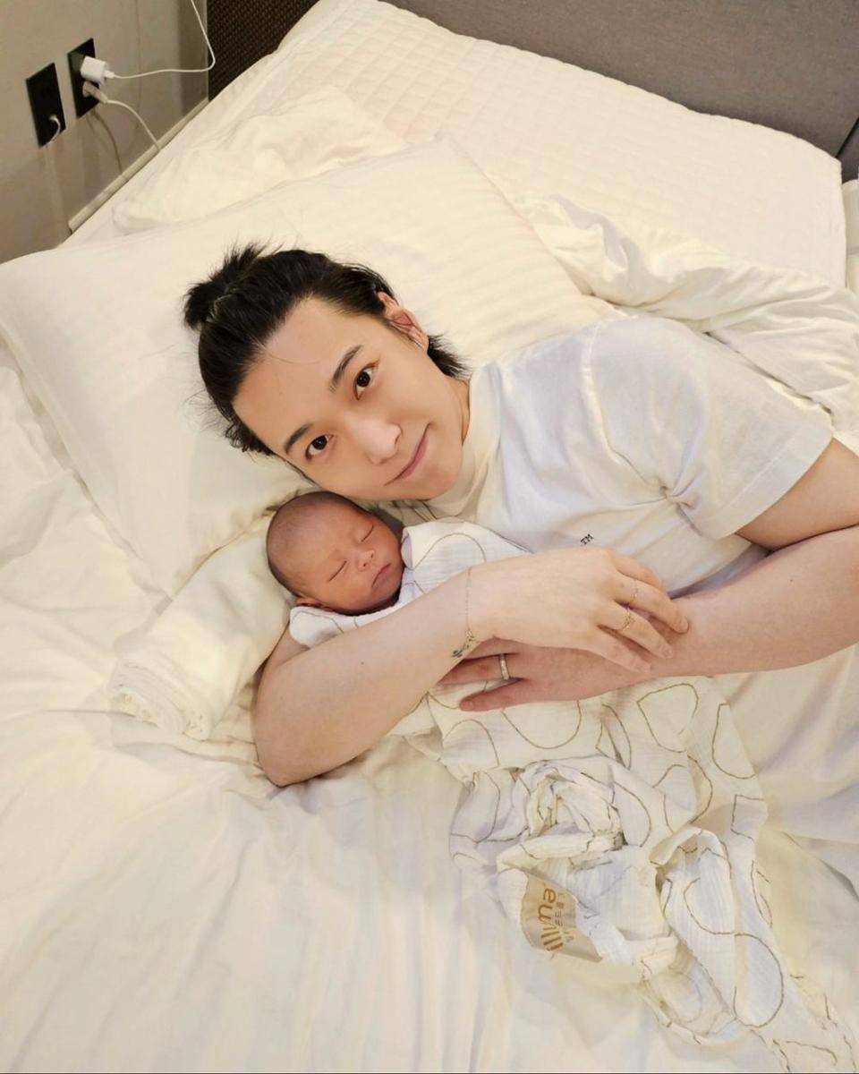 potret Lee Sungmin dan Kim Sa Eun asuh anak pertama (instagram.com/_popoxfama_)