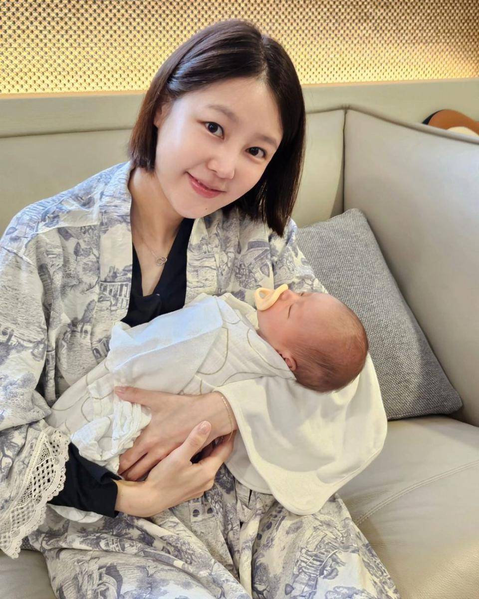 potret Lee Sungmin dan Kim Sa Eun asuh anak pertama (instagram.com/_popoxfama_)