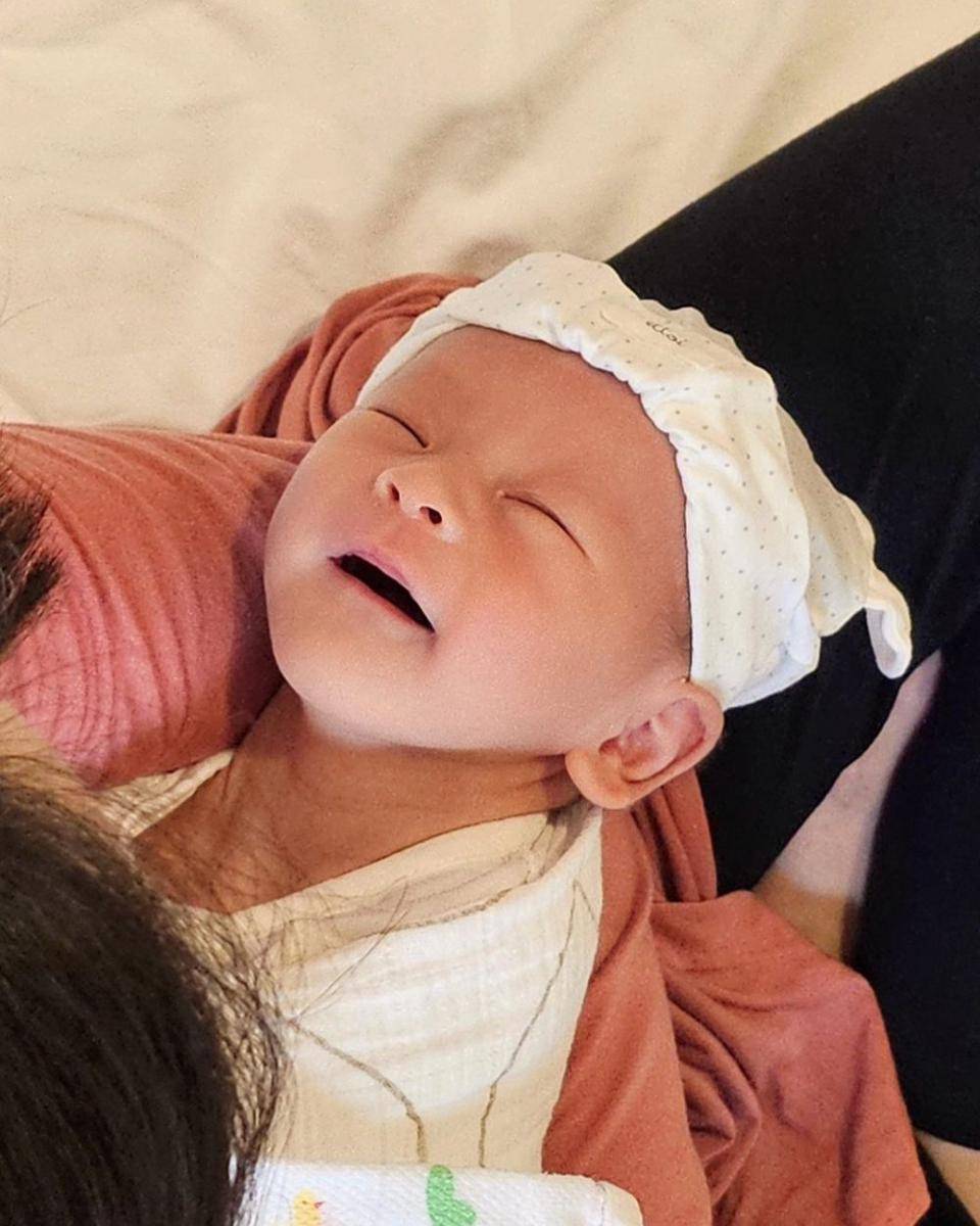 potret Lee Sungmin dan Kim Sa Eun asuh anak pertama (instagram.com/_popoxfama_)