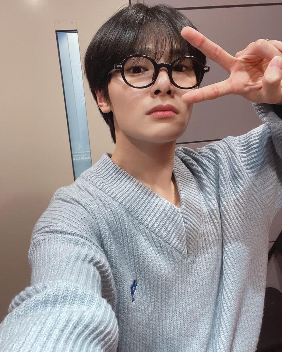 foto pakai kacamata ala I.N Stray Kids (instagram.com/realstraykids)
