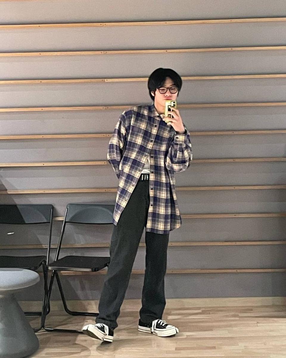 foto pakai kacamata ala I.N Stray Kids (instagram.com/realstraykids)