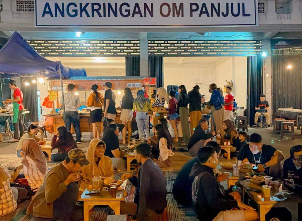 Suasana nongkrong di Angkringan Om Panjul (instagram.com/angkringan_ompanjul)