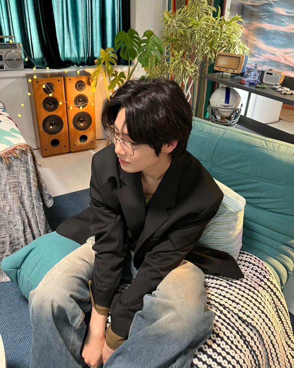 foto pakai kacamata ala I.N Stray Kids (instagram.com/realstraykids)