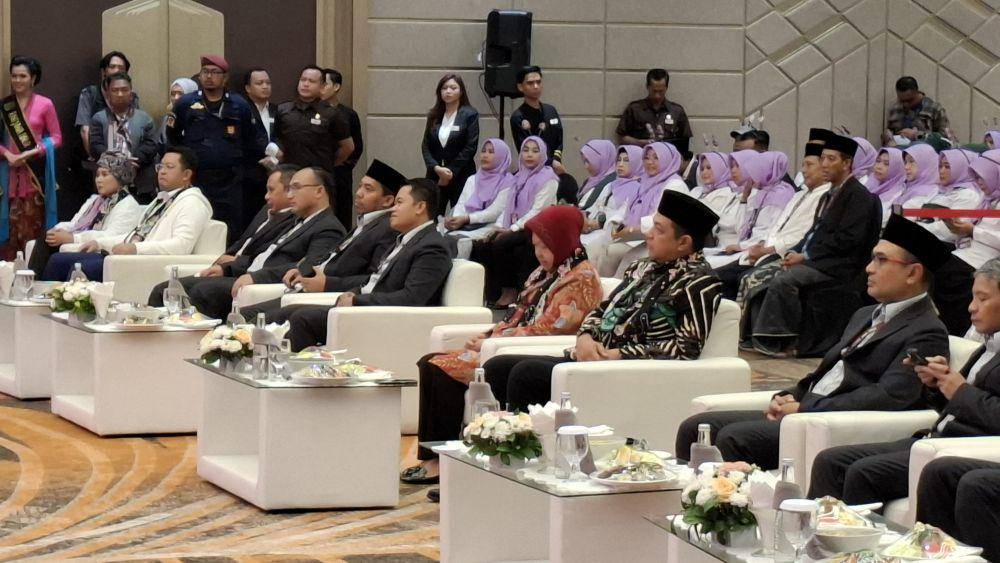 Ketiga paslon Pilgub Jatim saat hadiri penetapan nomor urut yang diselenggarakan oleh KPU. IDN Times/Ardiansyah Fajar.