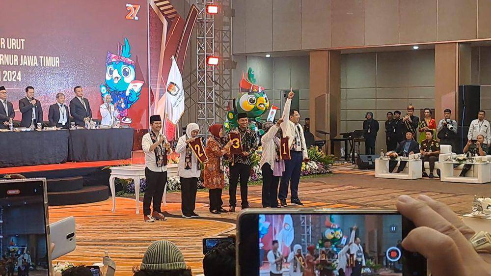 Ketiga paslon saat pengambilan nomor urut Pilgub Jatim 2024. IDN Times/ArdiansyahFajar.