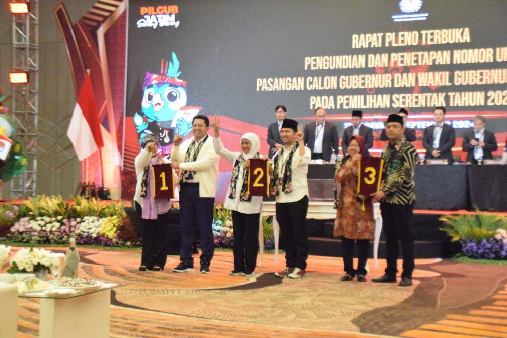 Ketiga paslon Cagub Jatim setelah ditetapkan nomor urut oleh KPU. IDN Times/Ardiansyah Fajar.