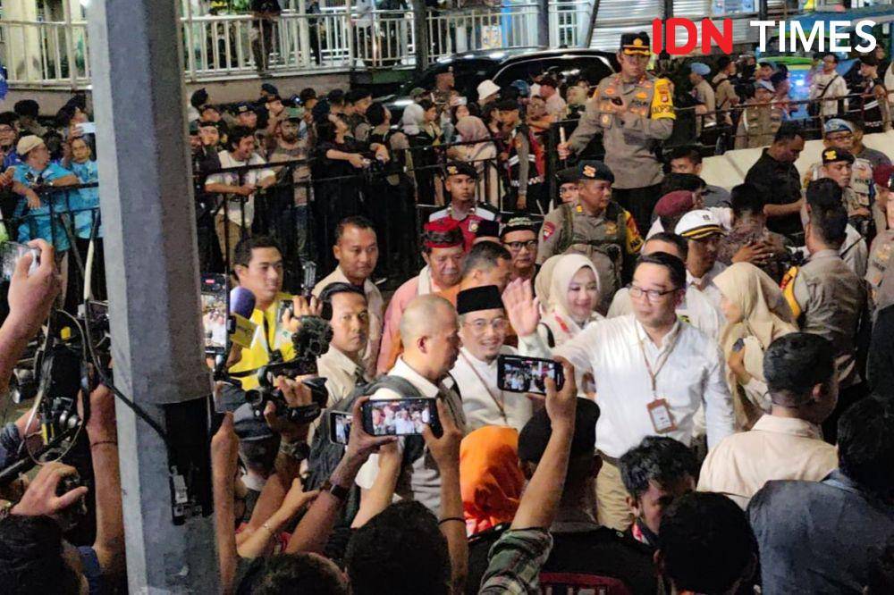 Pasangan Ridwan Kamil-Suswono jelang pengundian nomor urut pada Senin (23/9/2024). (IDN Times/Yosafat Diva Bayu Wisesa)