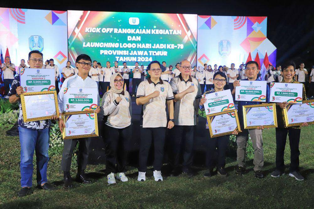 Penjabat (Pj.) Gubernur Jawa Timur Adhy Karyono menyerahkan penghargaan dan hadiah untuk para pemenang Sayembara Logo di acara Kickoff Rangkaian Hari Jadi ke-79 Provinsi Jawa Timur di Stadion Jenggolo, Kabupaten Sidoarjo, Sabtu (21/9) malam. (dok. Humas Pemprov Jatim)