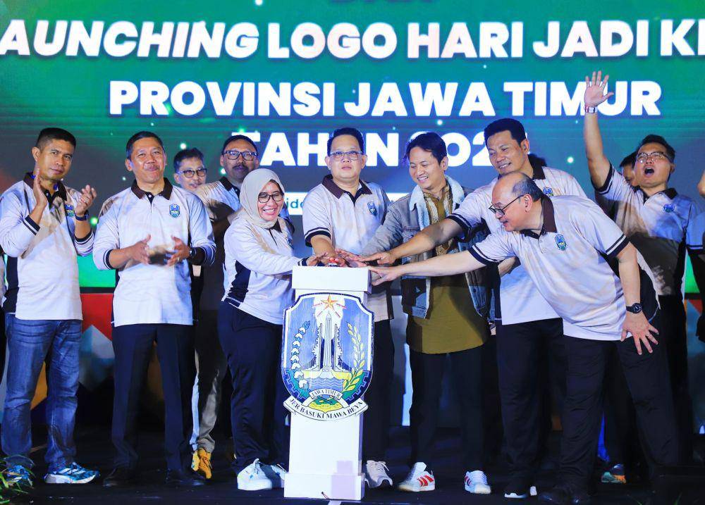 Penjabat (Pj.) Gubernur Jawa Timur Adhy Karyono saat Kickoff Rangkaian Hari Jadi ke-79 Provinsi Jawa Timur di Stadion Jenggolo, Kabupaten Sidoarjo, Sabtu (21/9) malam. (dok. Humas Pemprov Jatim)