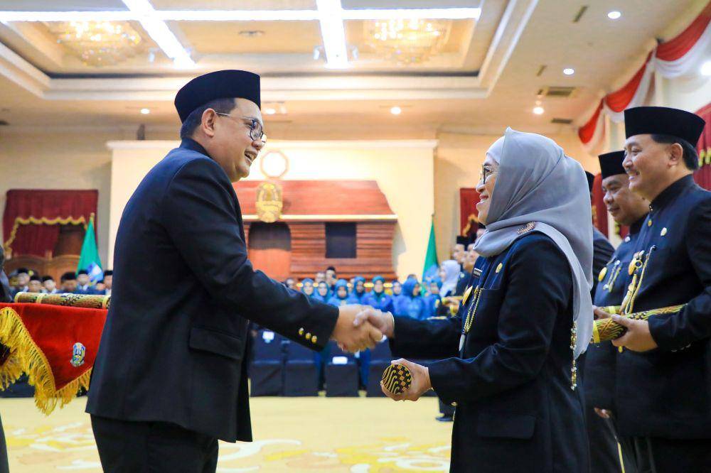 Kadinsos Restu Novi saat dilantik Pjs Wali Kota Surabaya. Dok. Pemprov Jatim.