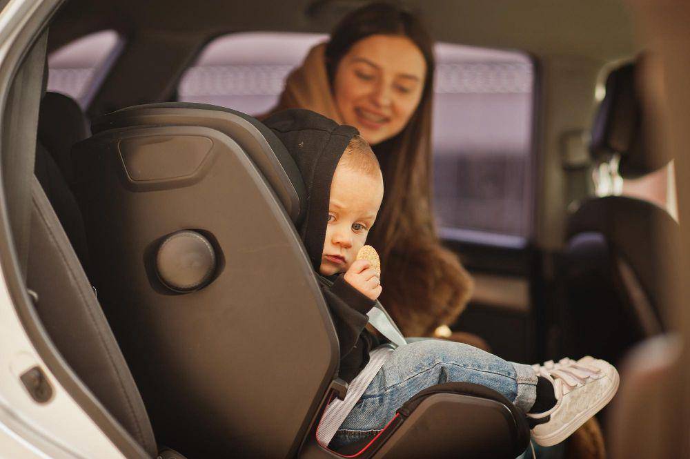 ilustrasi si kecil duduk di car seat (Freepik.com/ASphotofamily)