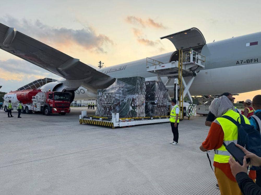 Logistik MotoGP 2024 saat tiba di Bandara Lombok. (Dok. Bandara Lombok)