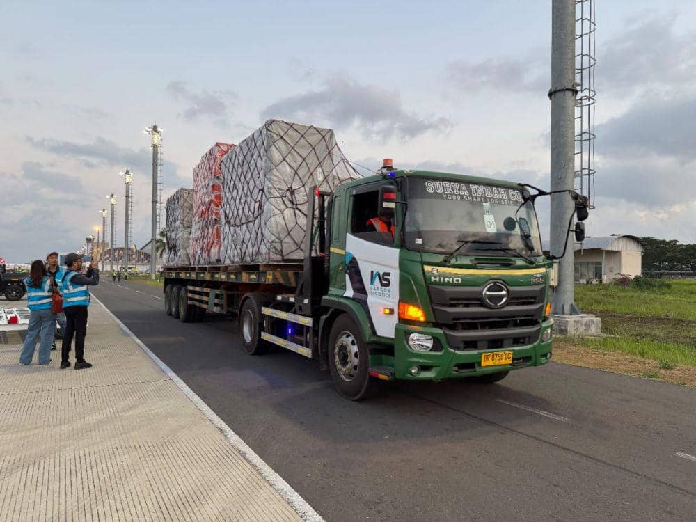 Logistik MotoGP 2024 saat tiba di Bandara Lombok. (Dok. Bandara Lombok)