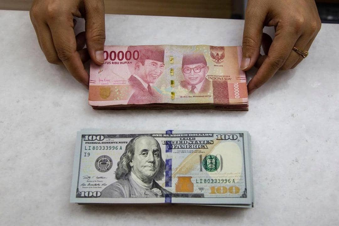 ilustrasi nilai tukar rupiah terhadap dolar. (ANTARA FOTO/Rivan Awal Lingga).