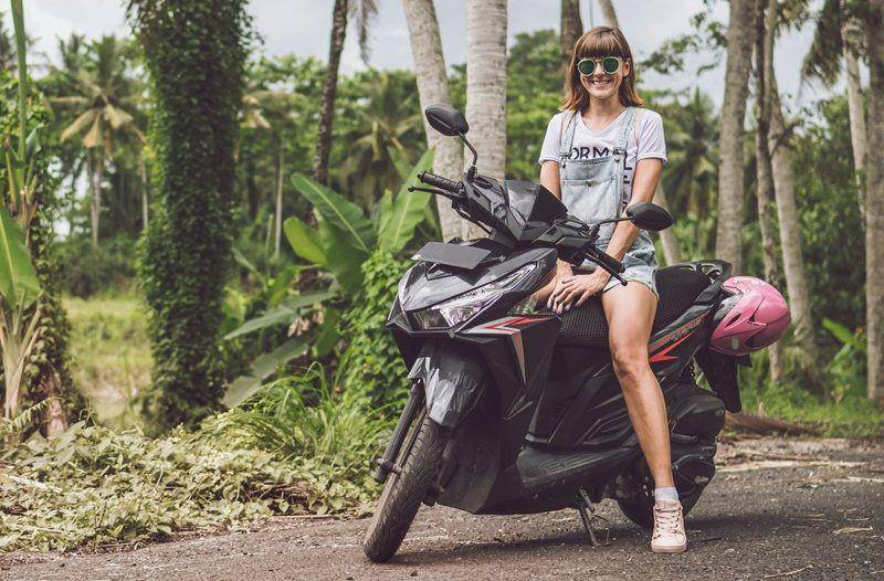 ilustrasi mengendarai motor sewaan (unsplash.com/Artem Beliaikin)