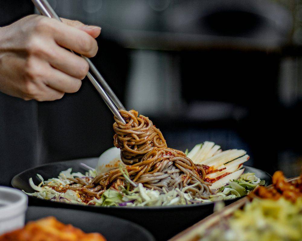 ilustrasi jajangmyeon (unsplash.com/Caramel)