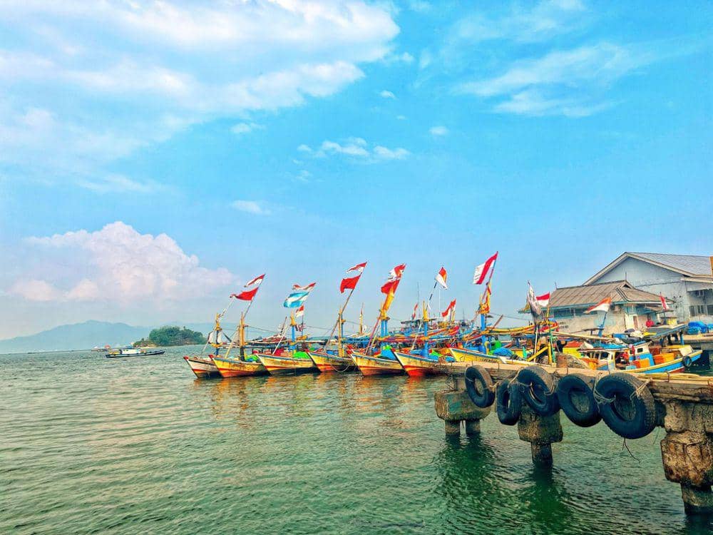 Tepian Pantai di Kampung Nelayan Resto