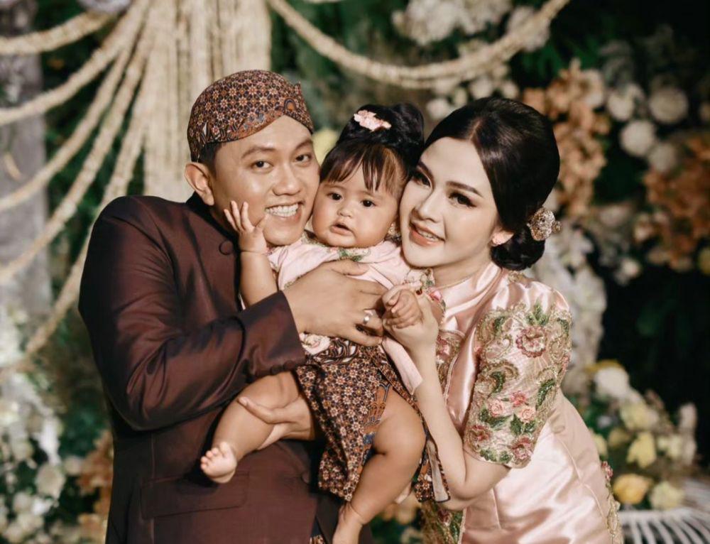 7 Dekorasi Tedak Siten Cunda Anak Denny Caknan, Cerah Serba Kuning