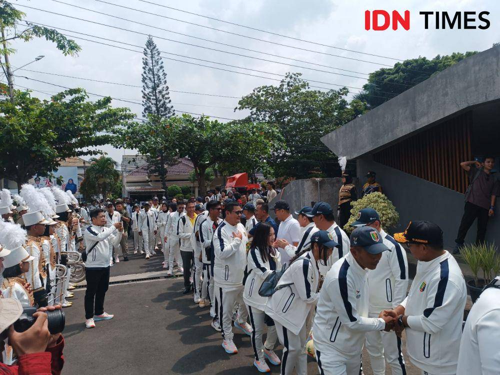 Kirab pawai atlet kontingen Lampung PON XXI Aceh-Sumut 2024. (IDN Times/Tama Yudha Wiguna).