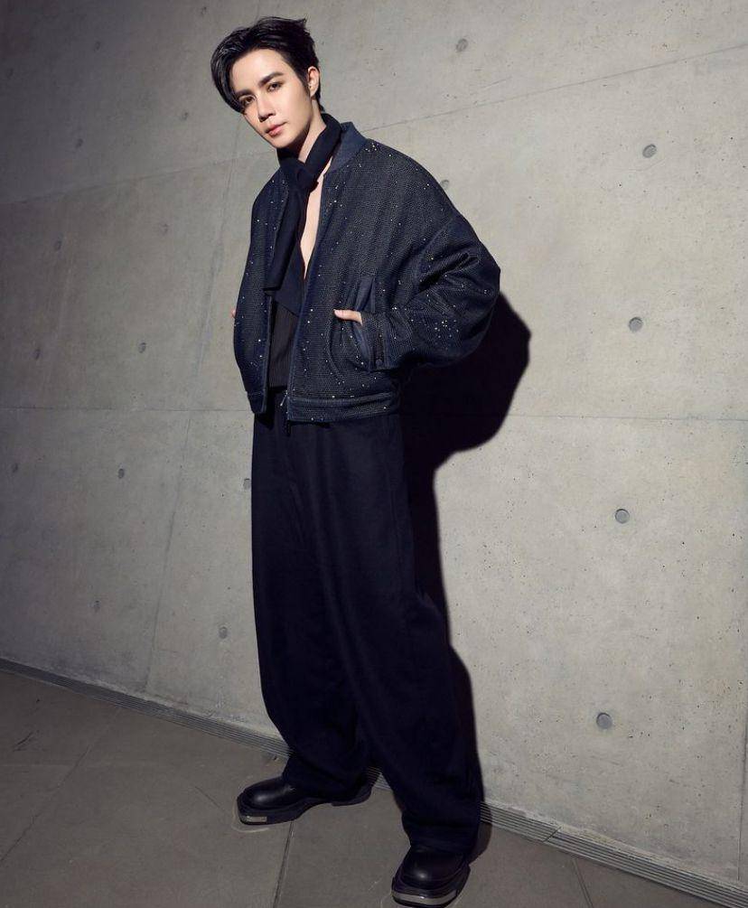 Potret Zee Pruk Panich di Milan Fashion Week (instagram.com/zeepruk)