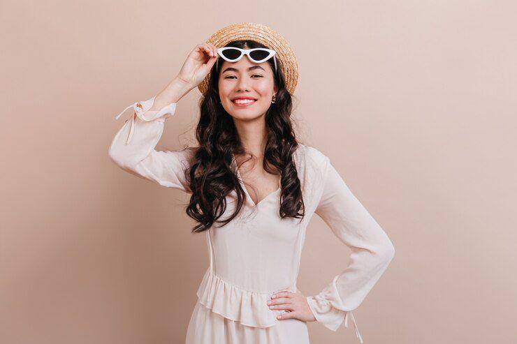 ilustrasi wanita dengan rambut panjang (freepik.com/lookstudio)