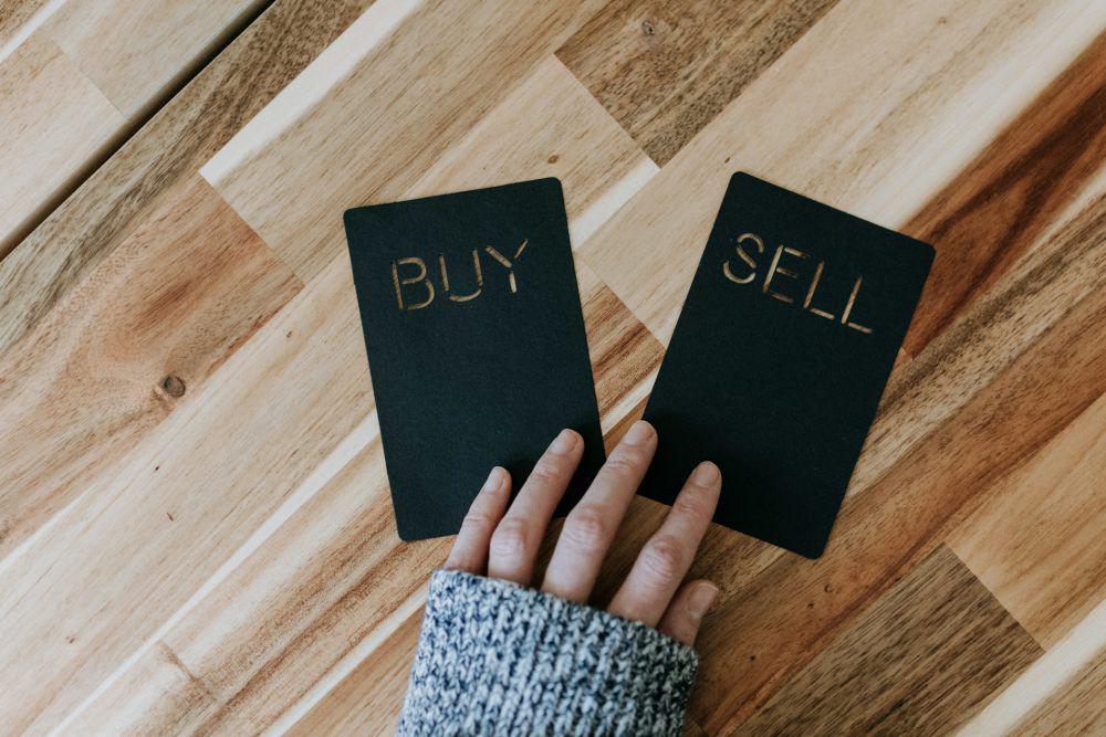 ilustrasi buy and sell (unsplash.com/Kelly Sikkema)