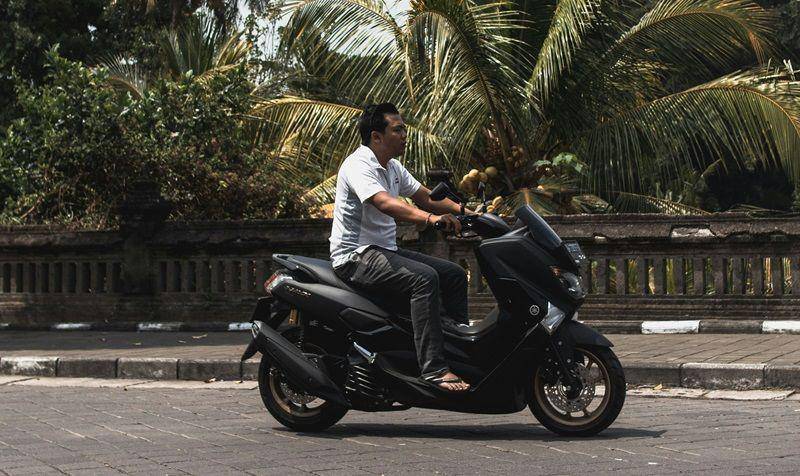 ilustrasi mengendarai motor (unsplash.com/Marco De Hevia)
