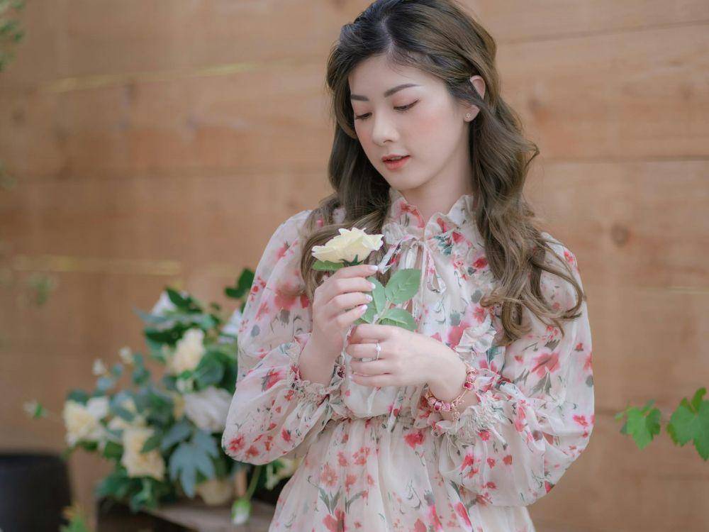ilustrasi wanita dengan floral dress (pexels.com/Tuấn Kiệt Jr.)