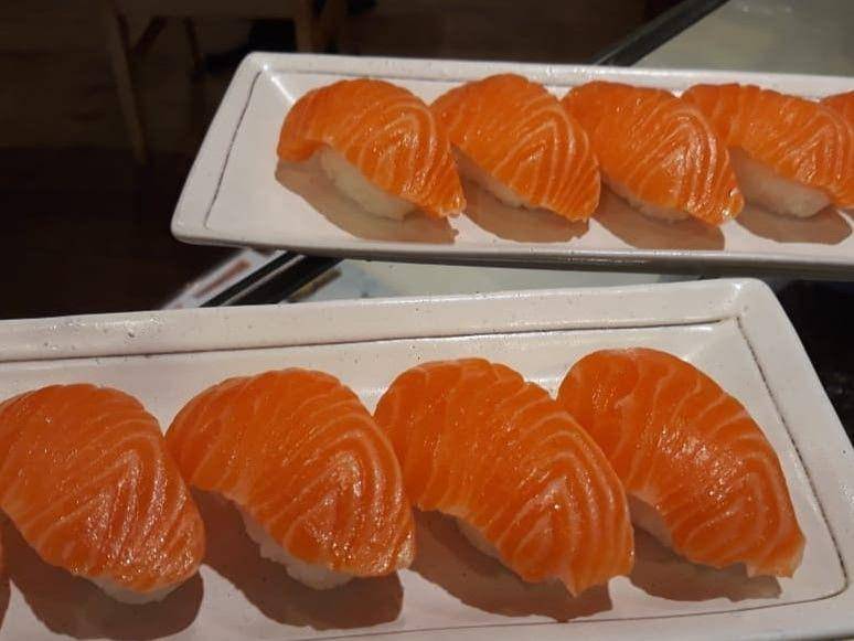 ilustrasi salmon nigiri (instagram.com/saladsushi368)