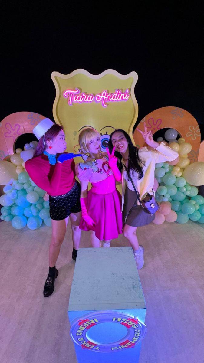 Gaya Seleb di Ulang Tahun ke-23 Tiara Andini (instagram.com/stories/mirabethsonia)