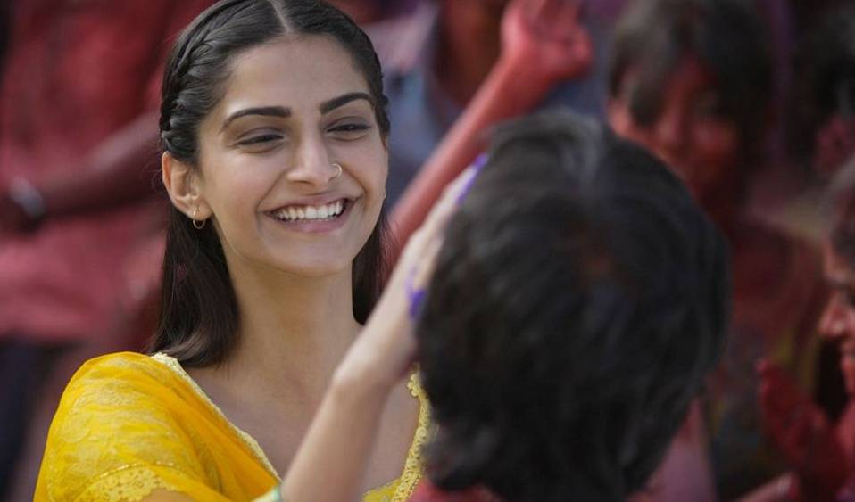 Sonam Kapoor di film Raanjhanaa (dok. Eros International/Raanjhanaa)