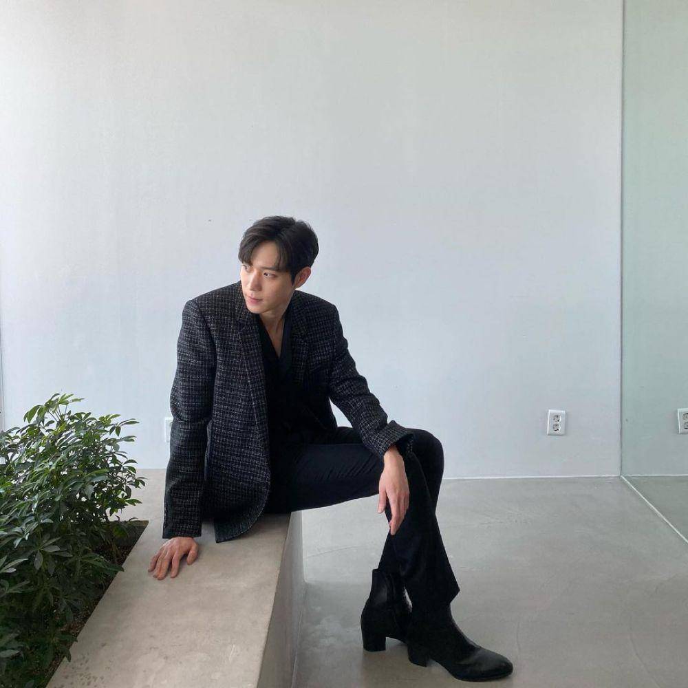 outfit romantis fine dining ala Kim Young Dae (instagram.com/youngdae0302)