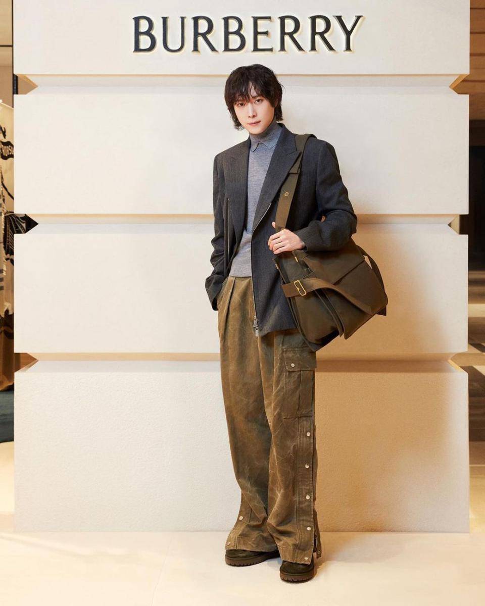 outfit romantis fine dining ala Kim Young Dae (instagram.com/youngdae0302)