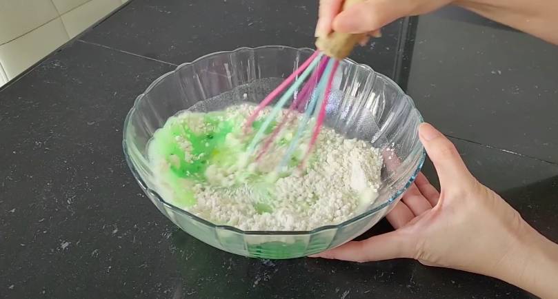 ilustrasi membuat adonan kue manja pandan (YouTube.com/Cooking with Hel)