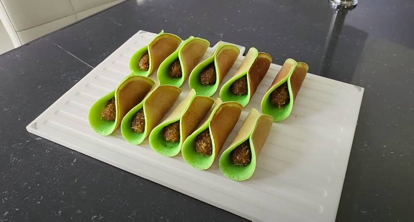 kue manja pandan isi unti kelapa (YouTube.com/Cooking with Hel)