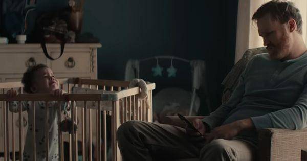 John membaca artikel berita soal dirinya ( Dok. Marvel Entertaiment / Thunderbolts )