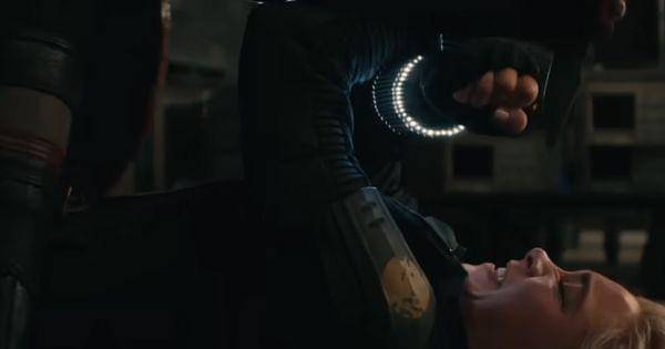 John mencoba menikam Yelena ( Dok. Marvel Entertaiment / Thunderbolts )