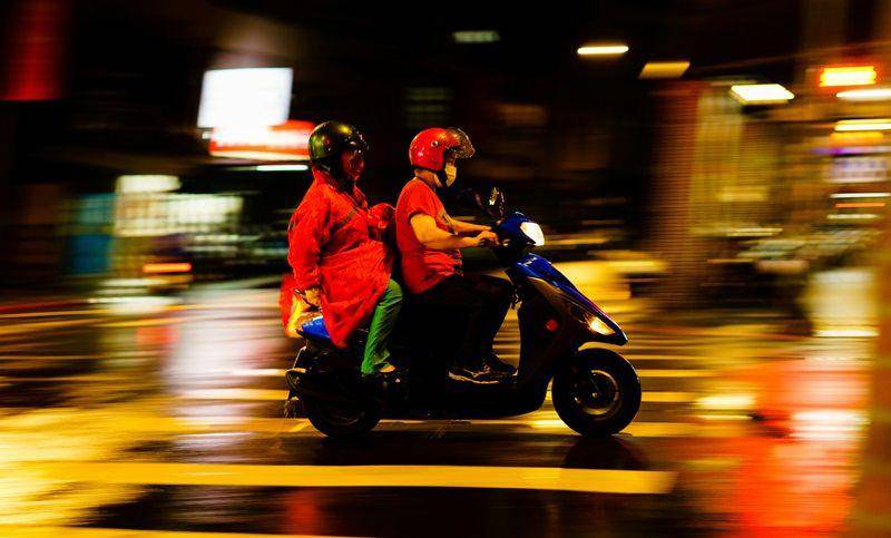 ilustrasi mengendarai motor sewaan (unsplash.com/W il)