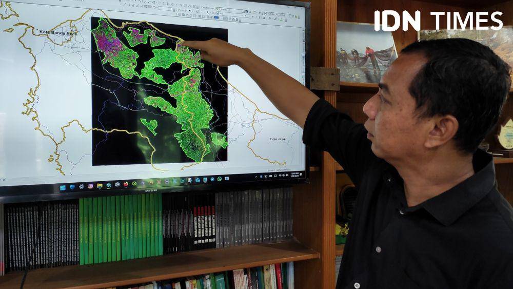 Direktur Eksekutif Wahana Lingkungan Hidup (WALHI) Aceh, Ahmad Shalihin, memperllihatkan peta kawasan konsesi hutan tanaman industri (HTI) yang ada di Kabupaten Aceh Besar dan Kabupaten Pidie. (IDN Times/Muhammad Saifullah)