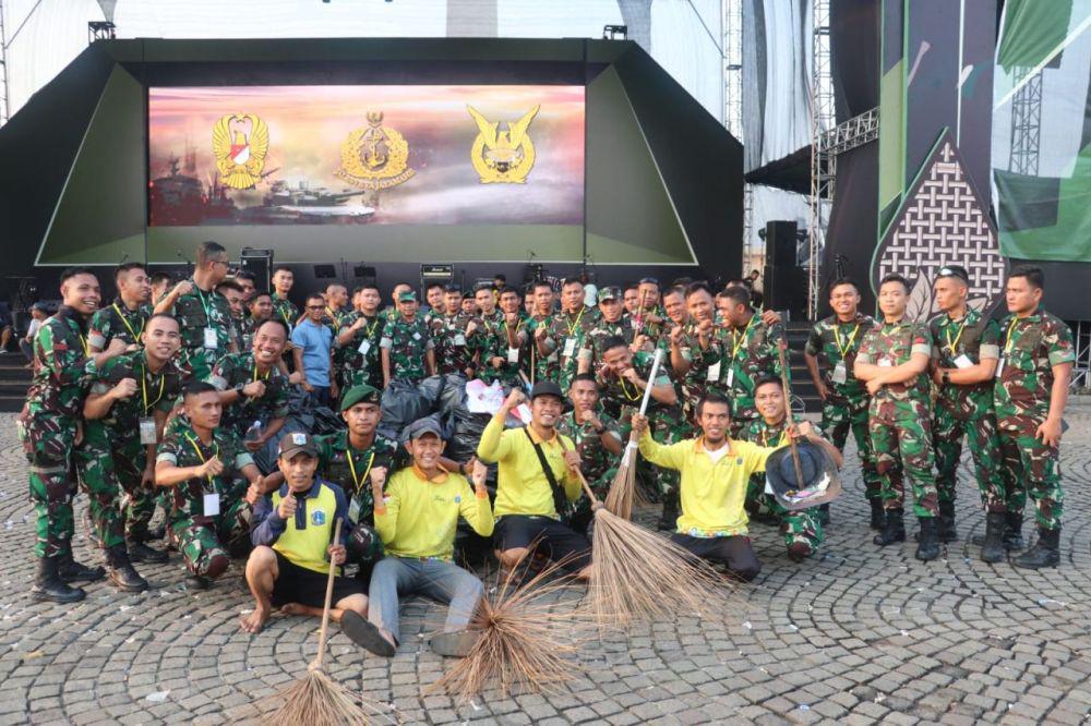 TNI dan Warga Kompak Bersih-Bersih Monas Usai Pesta Rakyat