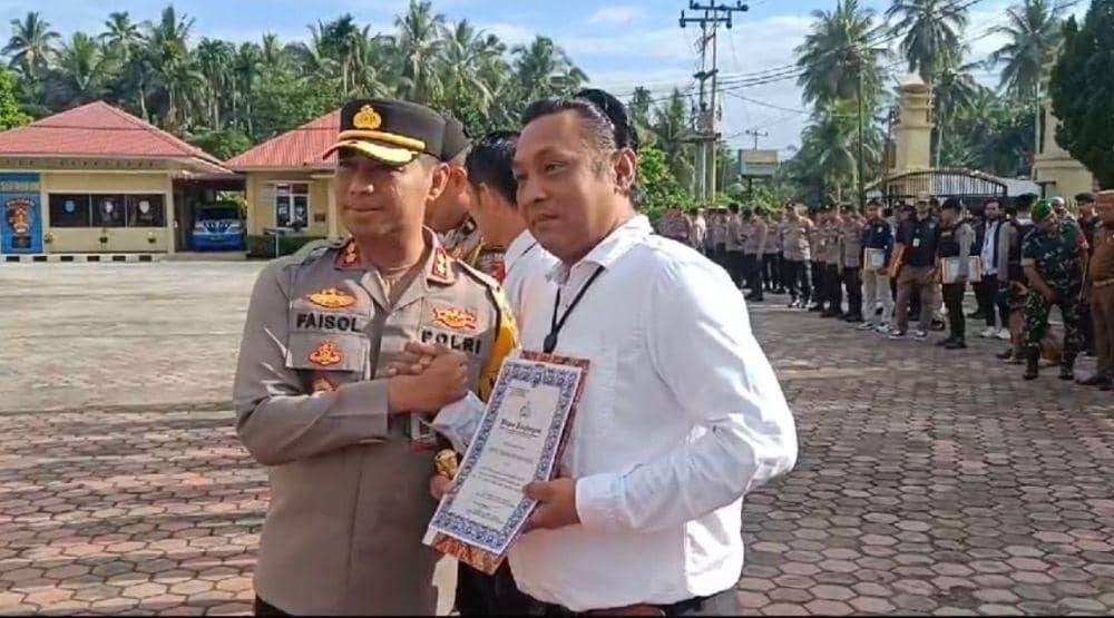 Salah seorang personel berfoto dengan Kapolres Padang Pariaman usai mendapatkan penghargaan (Foto: Humas Polres Padang Pariaman)