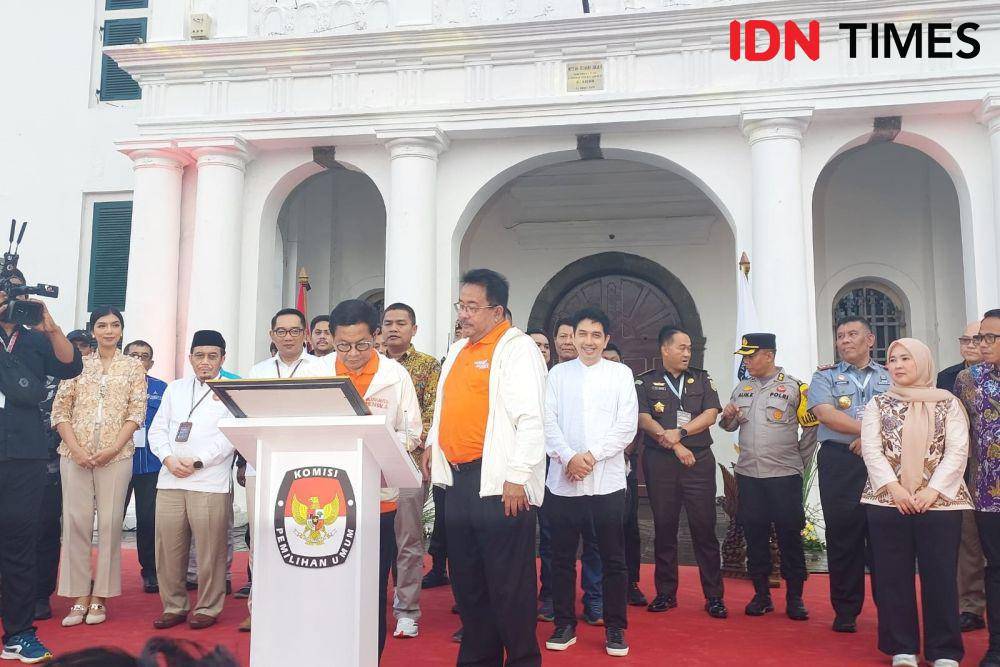 Tiga paslon bubuhkan tanda tangan di naskah kampanye dan deklarasi damai bersama KPU di Pilkada Jakarta 2024. (IDN Times/Santi Dewi)