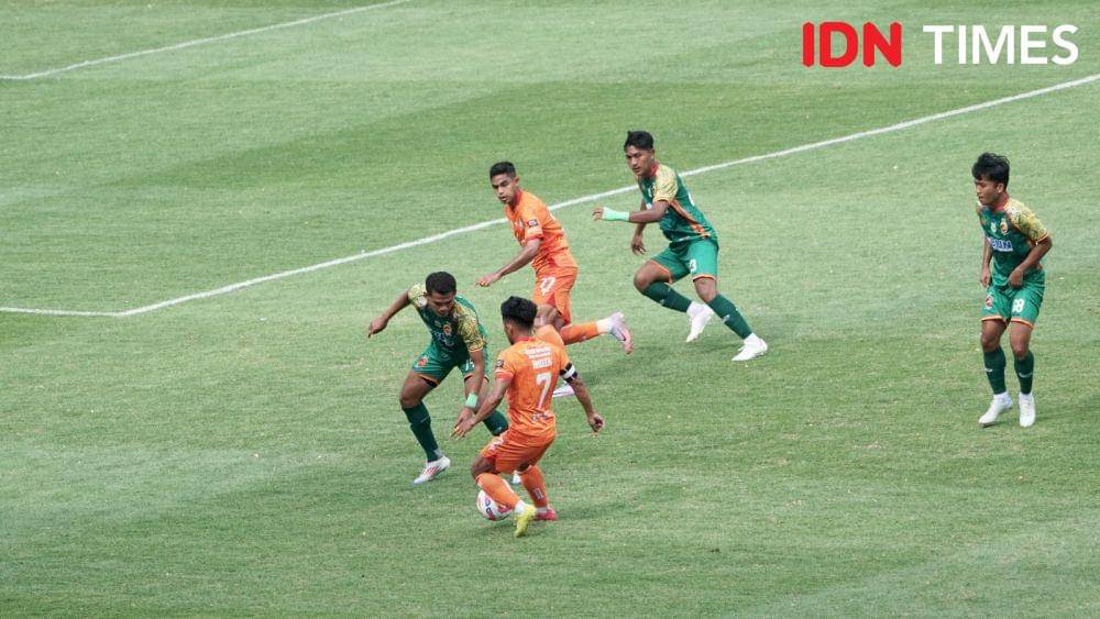 Andik Vermansah dibayangi pemain Sriwijaya FC. (IDN Times/Muhammad Saifullah)