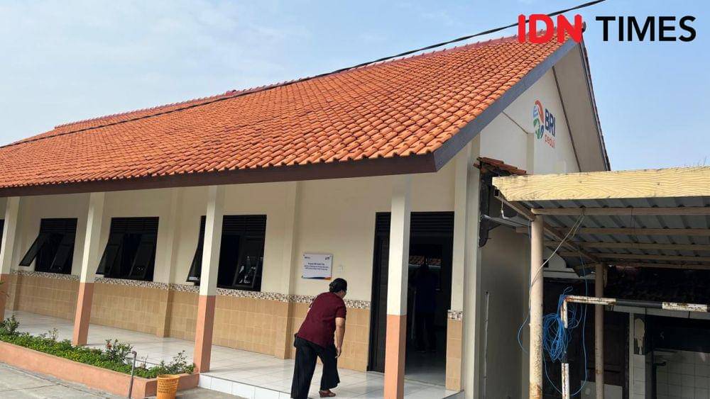 BRI Semarang Ahmad Yani meresmikan bangunan ruang kelas baru di SMP Kanisius Raden Patah Semarang yang dibangun melalui program tanggung jawab sosial dan lingkungan (TJSL) BRI Peduli, Selasa (24/9/2024). (IDN Times/Anggun Puspitoningrum)