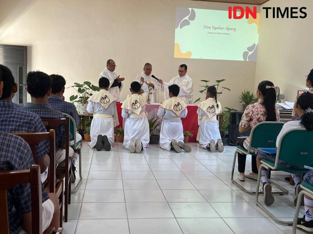 Siswa SMP Kanisius Raden Patah Semarang melakukan kegiatan misa di ruangan kelas baru yang dibangun BRI Semarang Ahmad Yani melalui program tanggung jawab sosial dan lingkungan (TJSL) BRI Peduli , Selasa (24/9/2024). (IDN Times/Anggun Puspitoningrum)
