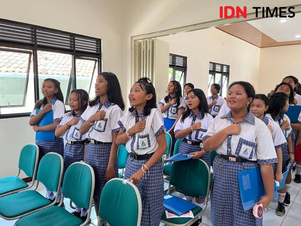 Siswa SMP Kanisius Raden Patah Semarang melakukan kegiatan misa di ruangan kelas baru yang dibangun BRI Semarang Ahmad Yani melalui program tanggung jawab sosial dan lingkungan (TJSL) BRI Peduli , Selasa (24/9/2024). (IDN Times/Anggun Puspitoningrum)