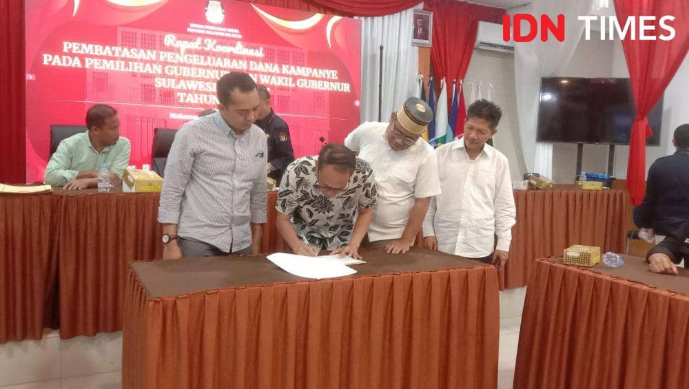Penandatanganan berita acara kesepakatan batas pengeluaran dana kampanye untuk paslon Pilgub Sulsel, Selasa (24/9/2024). IDN Times/Ashrawi Muin