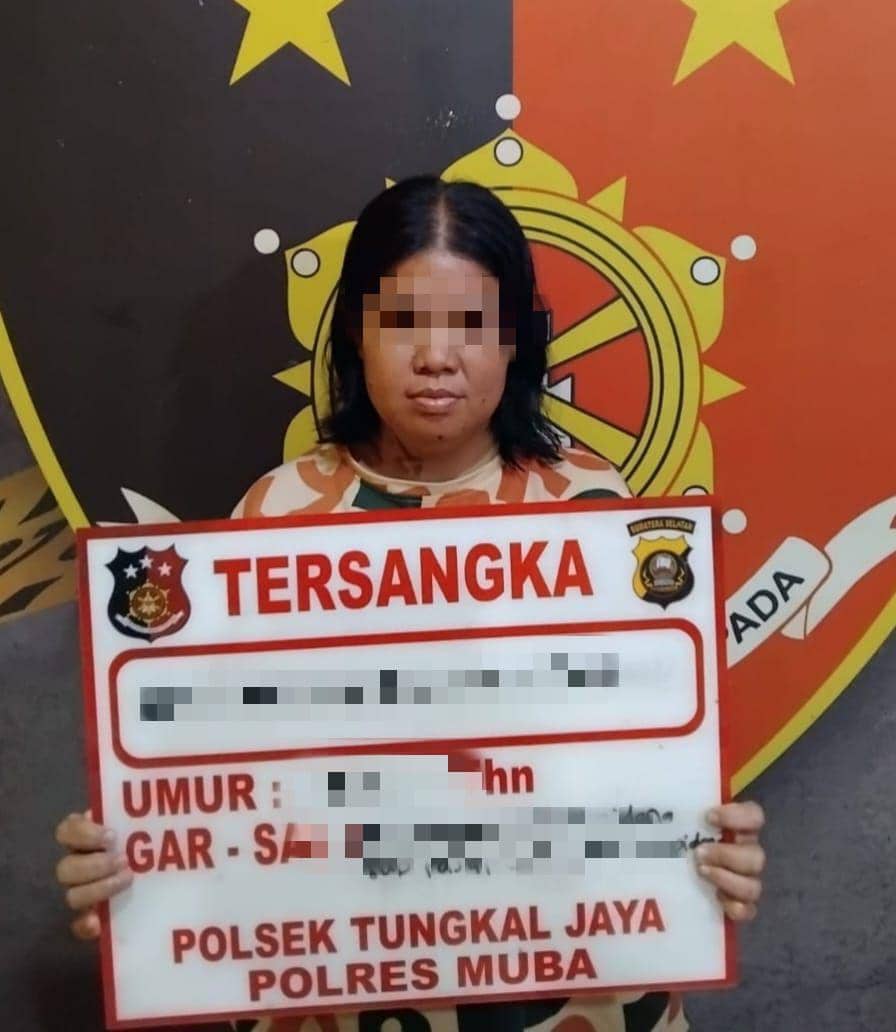 Tersangka penyiraman air keras ke tubuh mantan suami saat ditahan Polsek Tungkal Jaya. (IDN Times/istimewa)