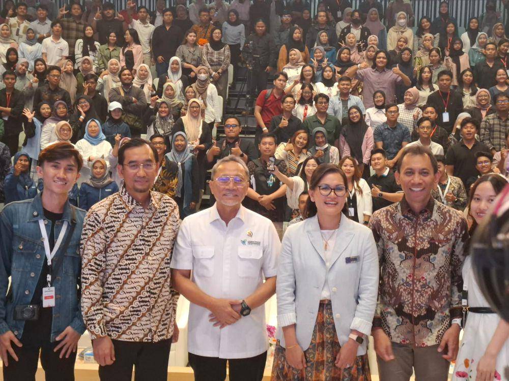 Zulkifli Hasan saat mengunjungi acara Startup Dialogue #GlowUp Bareng YouTube dan Google di UB. (IDN Times/Rizal Adhi Pratama)
