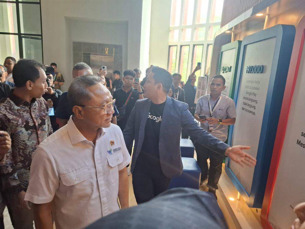Zulkifli Hasan saat mengunjungi acara  Startup Dialogue #GlowUp Bareng YouTube dan Google di UB. (IDN Times/Rizal Adhi Pratama)